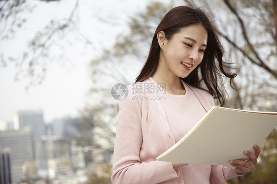 户外写生素描的女大学生图片