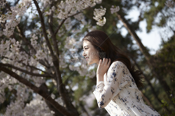 公园里放松的女大学生图片