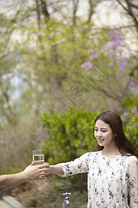 接过水杯年轻女子图片