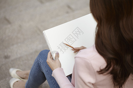 素描本写生的女大学生图片