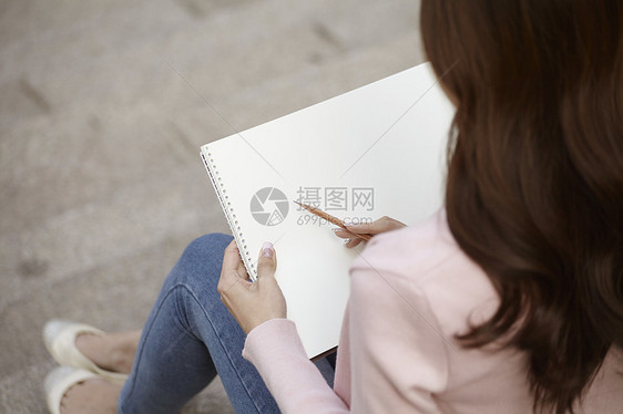 素描本写生的女大学生图片