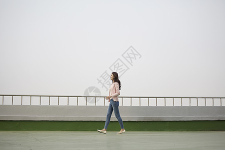 天台散步的年轻女子图片