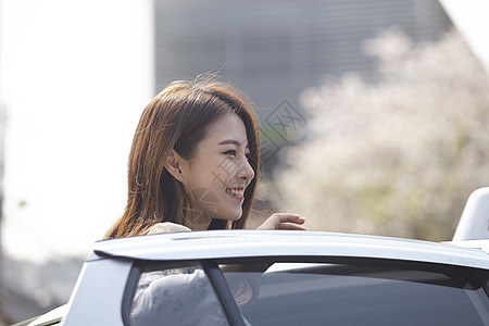 打开车门上车微笑的年轻女子图片