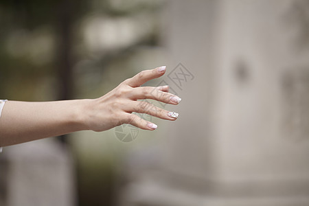 年轻女子的手部特写图片