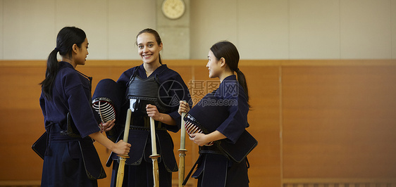 学习剑道的女孩图片