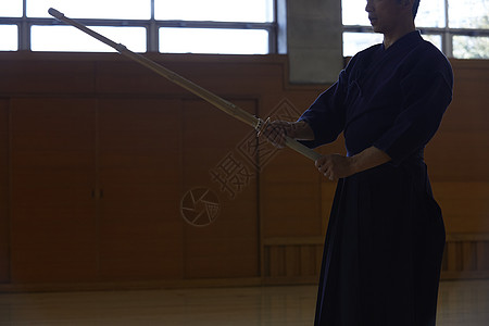 剑道馆学习剑道的少女特写图片