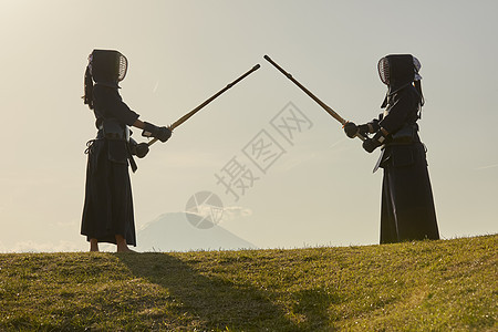 户外山丘上训练剑道的学生图片