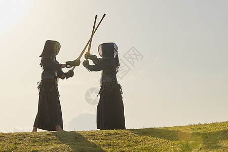 户外山丘上训练剑道的学生图片