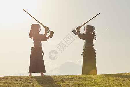 户外山丘上训练剑道的学生图片