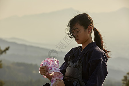 带上头巾的女孩图片