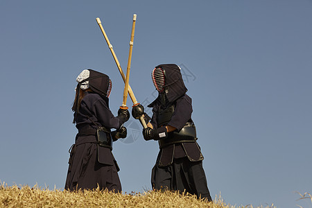 山丘上穿着剑道服训练的学生图片