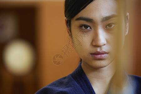 女生 没精神目光坚定的少女背景