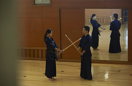 跟着教练学习剑道的少女图片