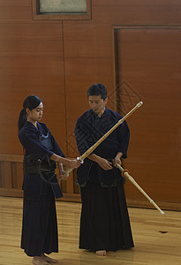 跟着教练学习剑道的少女图片