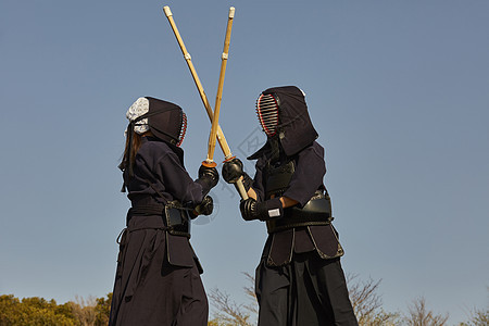 穿着剑道服训练的女孩图片