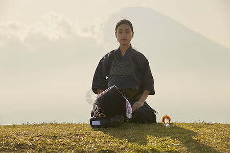 山丘上穿着道服的女孩肖像图片