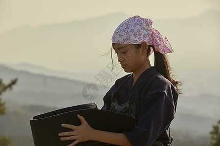 戴着头巾的女孩图片