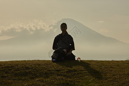 独自坐在山谷上女孩图片