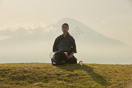 独自坐在山谷上穿着剑道服的女孩图片