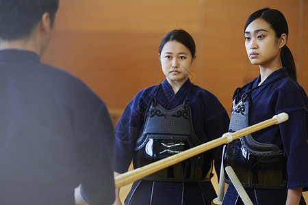 课堂上认真学习的女孩图片