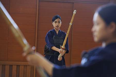 剑道馆拿着木剑练习的少女图片