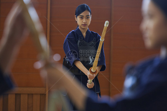 剑道馆拿着木剑练习的少女图片