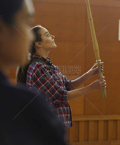 对剑道护具感兴趣的留学少女图片