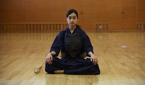 端坐的女孩图片