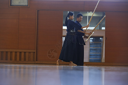 指导学生学习剑道的教练图片