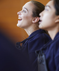 学习剑道的留学少女图片