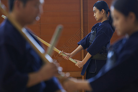 拿着木剑学习剑道的少女图片