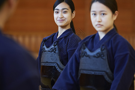 学习剑道的少女图片