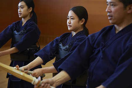 学习剑道的少女图片