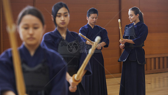 俱乐部指导学生剑道的教练图片