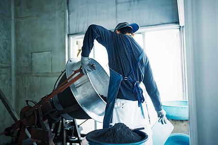 ae制作烟花使用机器制作烟花的工匠背影背景