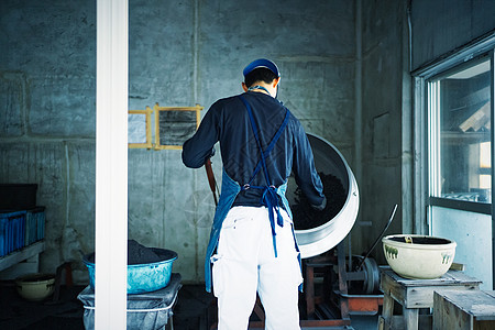 背影 牵手工作蓝领工人铁坩埚制作烟花工匠背景