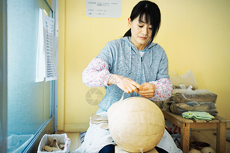 完成烟花组装的女人图片