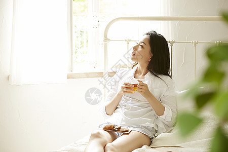 居家喝下午茶放松的女性图片