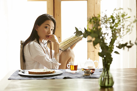 居家阅读的独居女性图片