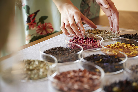 桌上各种各样的花草茶叶图片