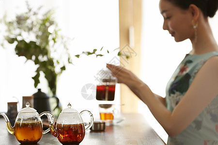 享受优雅下午茶的女性图片