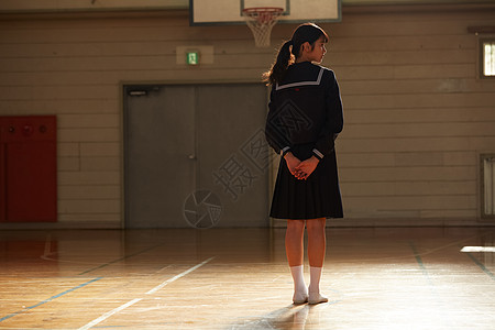 体育馆穿着学校制服的女孩背影图片