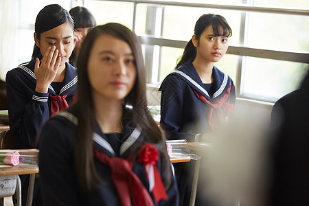 穿着学校制服的女孩图片