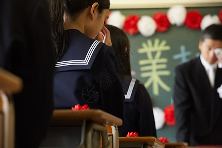 穿着学校制服的女孩图片