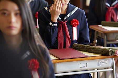 毕业课堂伤感的女孩图片