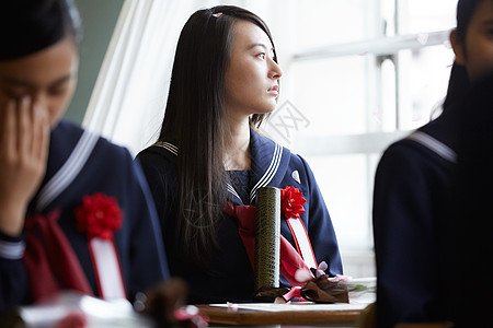 看向窗外的制服女孩背景图片