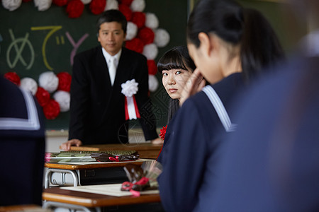 毕业典礼伤心流泪的女孩图片