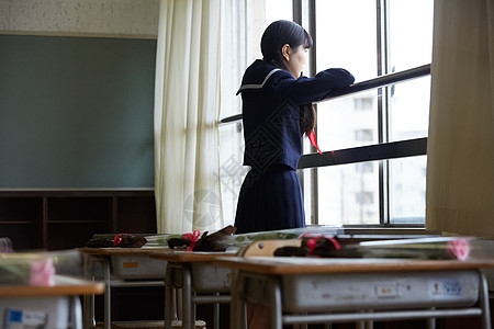 教室里看向窗外的女孩图片