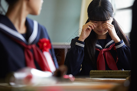 毕业典礼伤心流泪的女孩图片