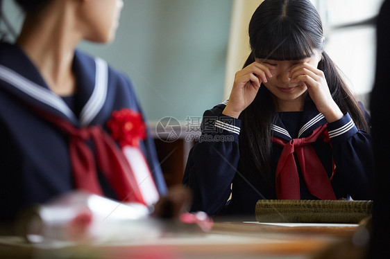 毕业典礼伤心流泪的女孩图片